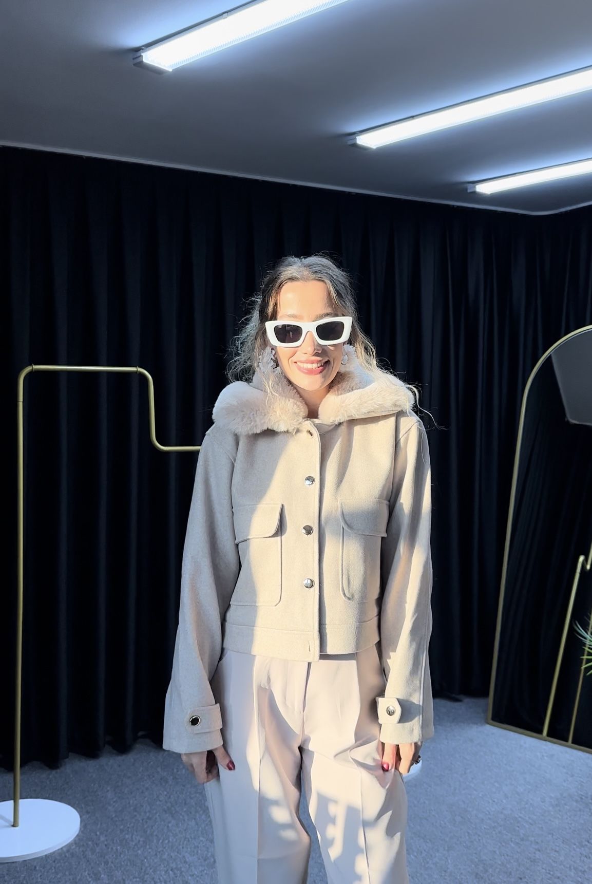 Yakası Kürk Detaylı Kaşe Ceket