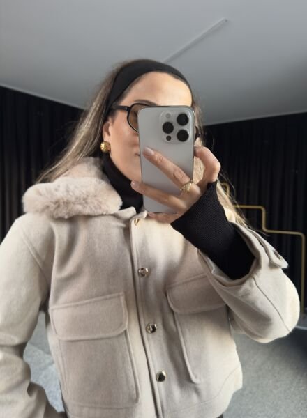 Yakası Kürk Detaylı Kaşe Ceket