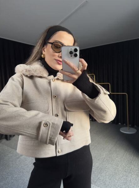 Yakası Kürk Detaylı Kaşe Ceket