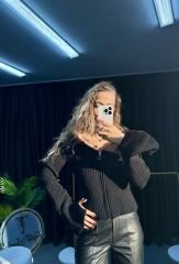 Siyah Kol Detay Triko Fermuarlı Kazak