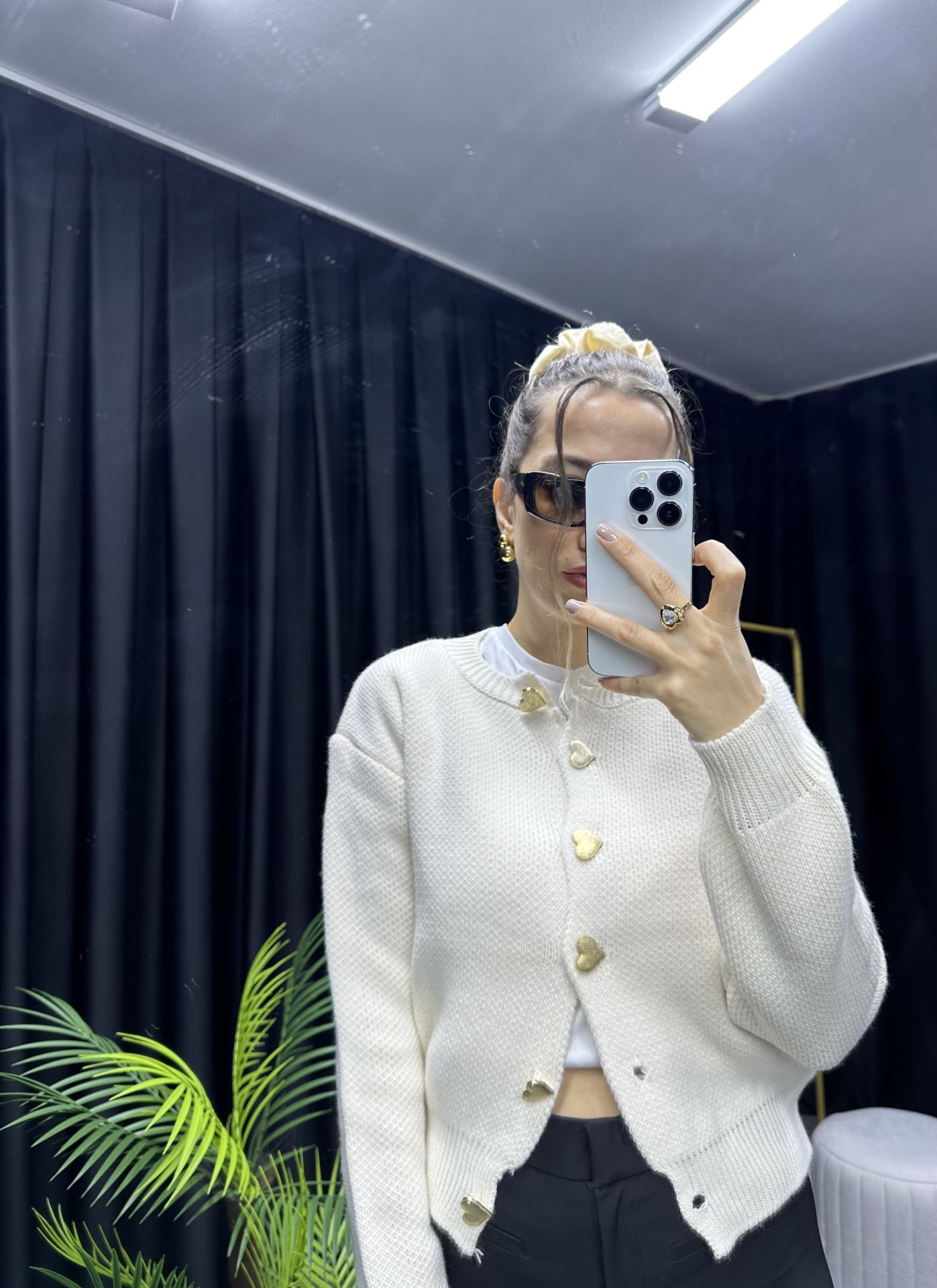 Gold Kalpli Düğme Detaylı Krem Hırka